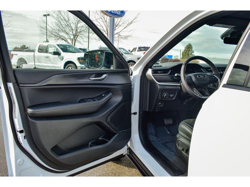 new 2025 Jeep Grand Cherokee L car, priced at $41,000