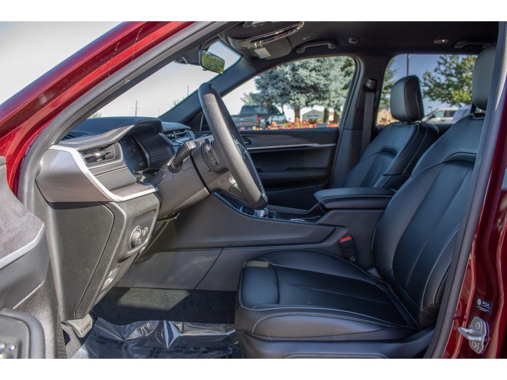 new 2025 Jeep Grand Cherokee car, priced at $44,000