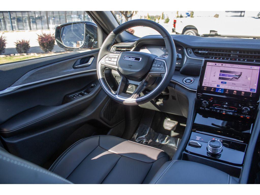 new 2025 Jeep Grand Cherokee car, priced at $44,000