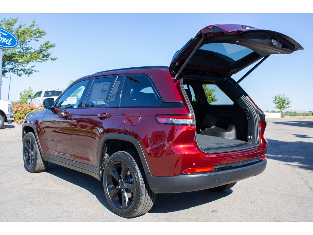 new 2025 Jeep Grand Cherokee car, priced at $44,000