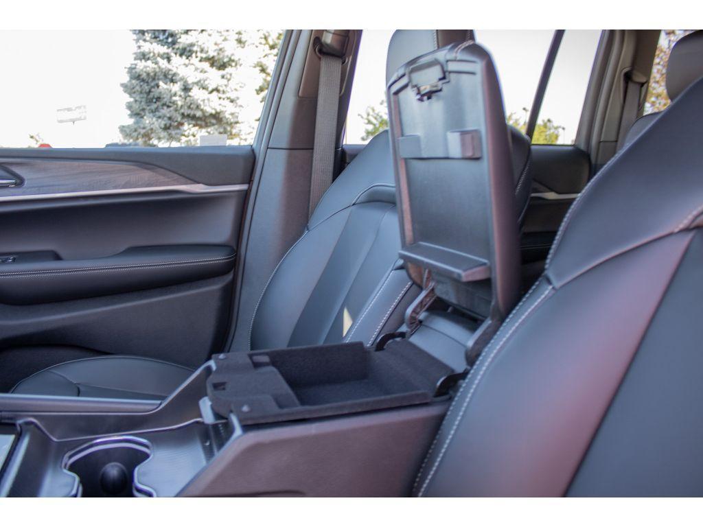 new 2025 Jeep Grand Cherokee car, priced at $44,000