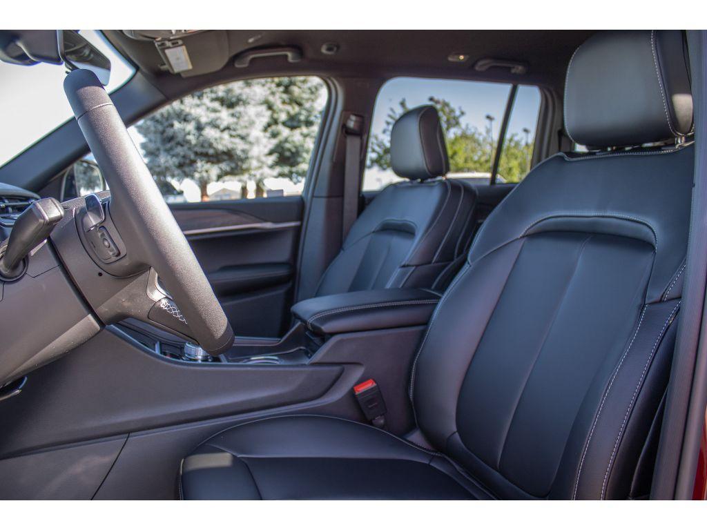 new 2025 Jeep Grand Cherokee car, priced at $44,000