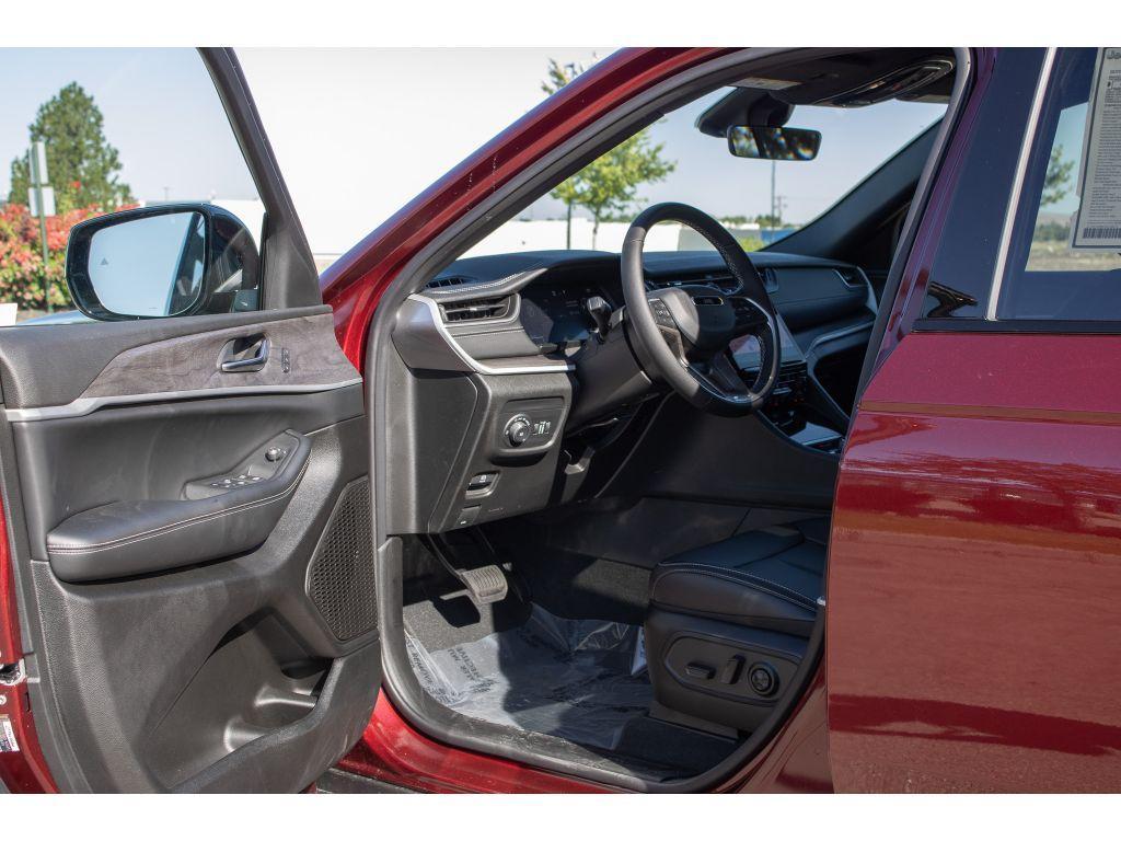 new 2025 Jeep Grand Cherokee car, priced at $44,000