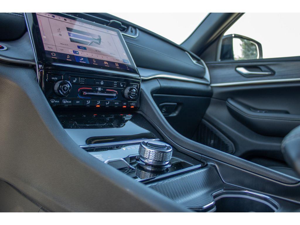 new 2025 Jeep Grand Cherokee car, priced at $44,000