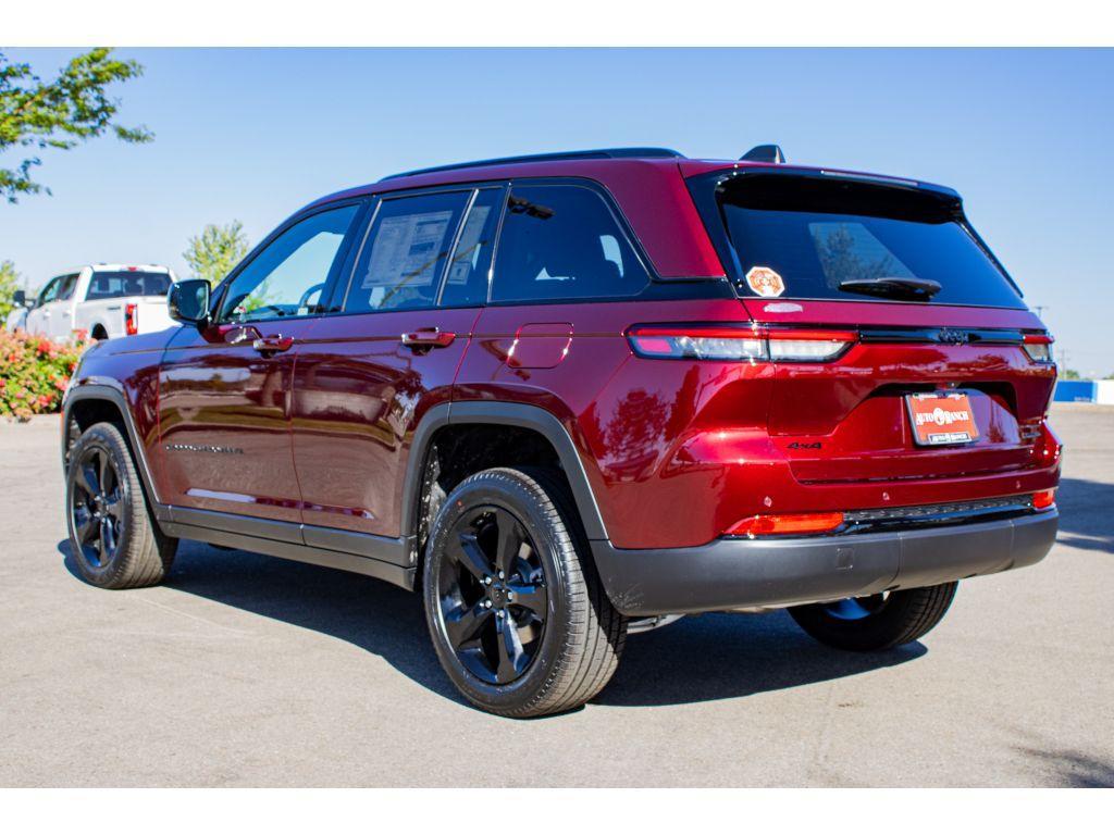new 2025 Jeep Grand Cherokee car, priced at $44,000