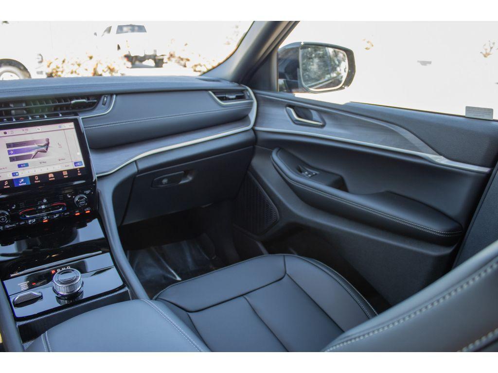 new 2025 Jeep Grand Cherokee car, priced at $44,000