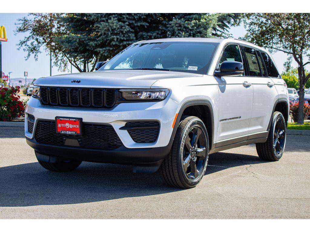 new 2025 Jeep Grand Cherokee car, priced at $40,000