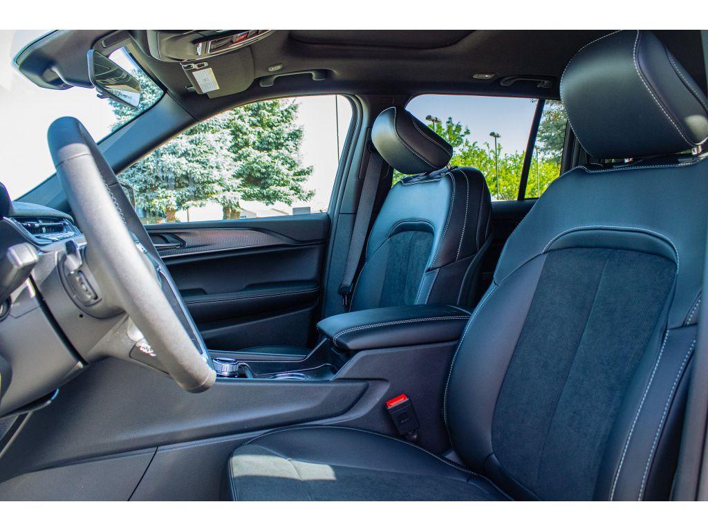 new 2025 Jeep Grand Cherokee car, priced at $40,000