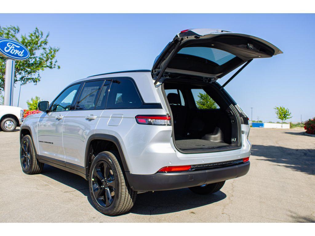 new 2025 Jeep Grand Cherokee car, priced at $40,000