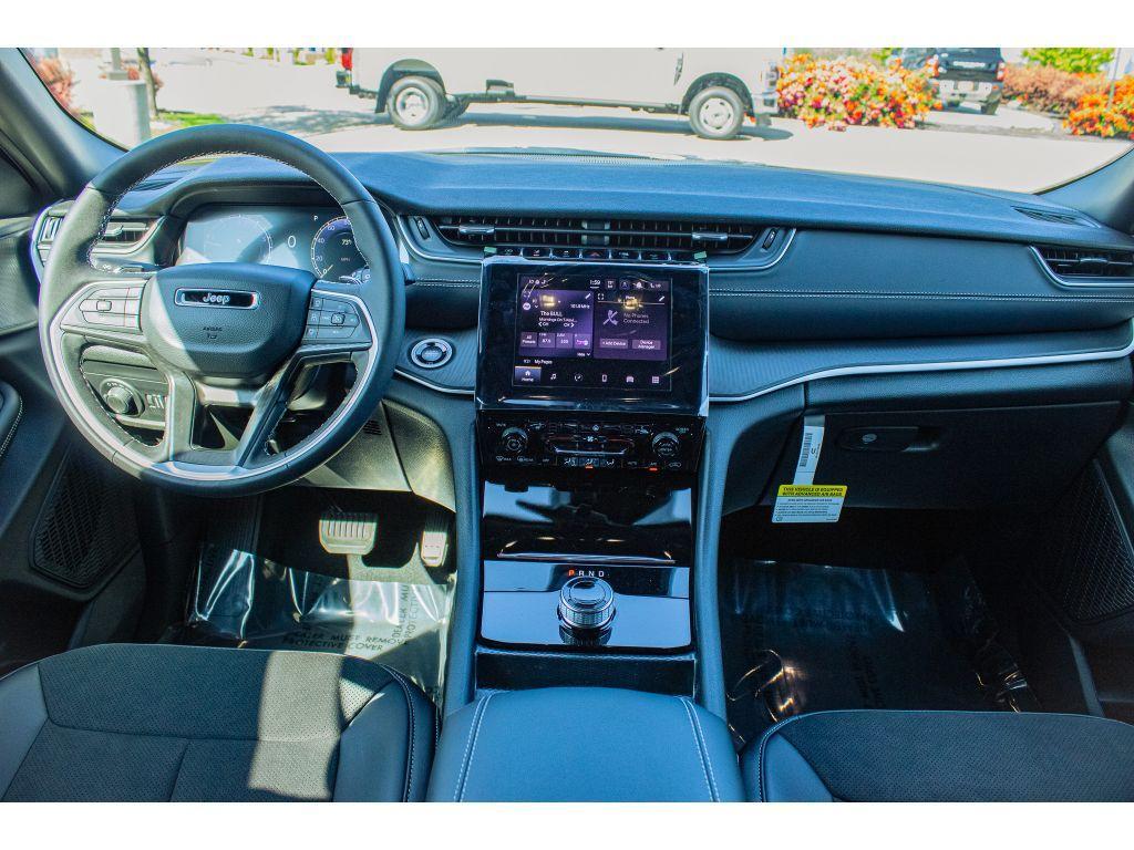 new 2025 Jeep Grand Cherokee car, priced at $40,000