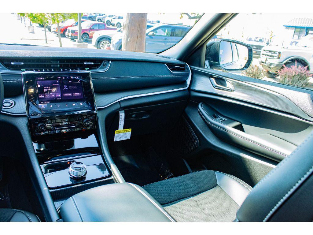 new 2025 Jeep Grand Cherokee car, priced at $40,000