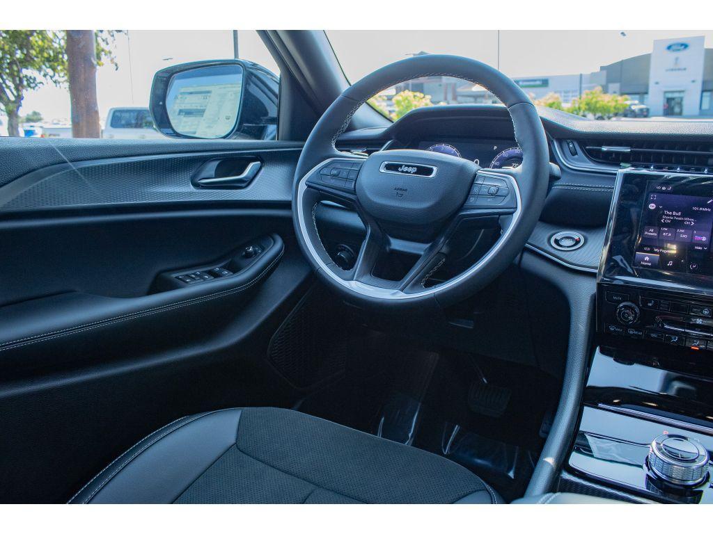 new 2025 Jeep Grand Cherokee car, priced at $40,000