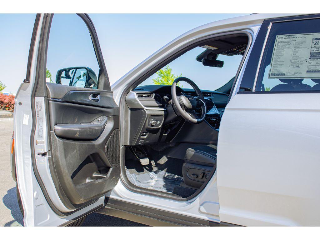 new 2025 Jeep Grand Cherokee car, priced at $40,000