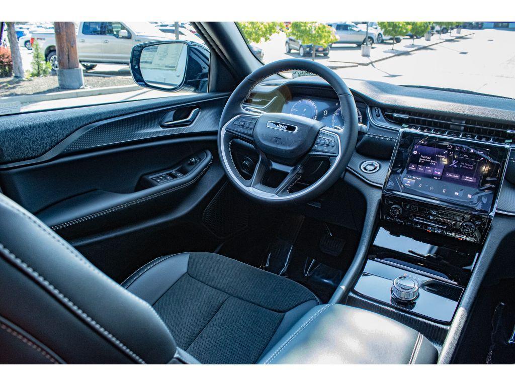 new 2025 Jeep Grand Cherokee car, priced at $40,000