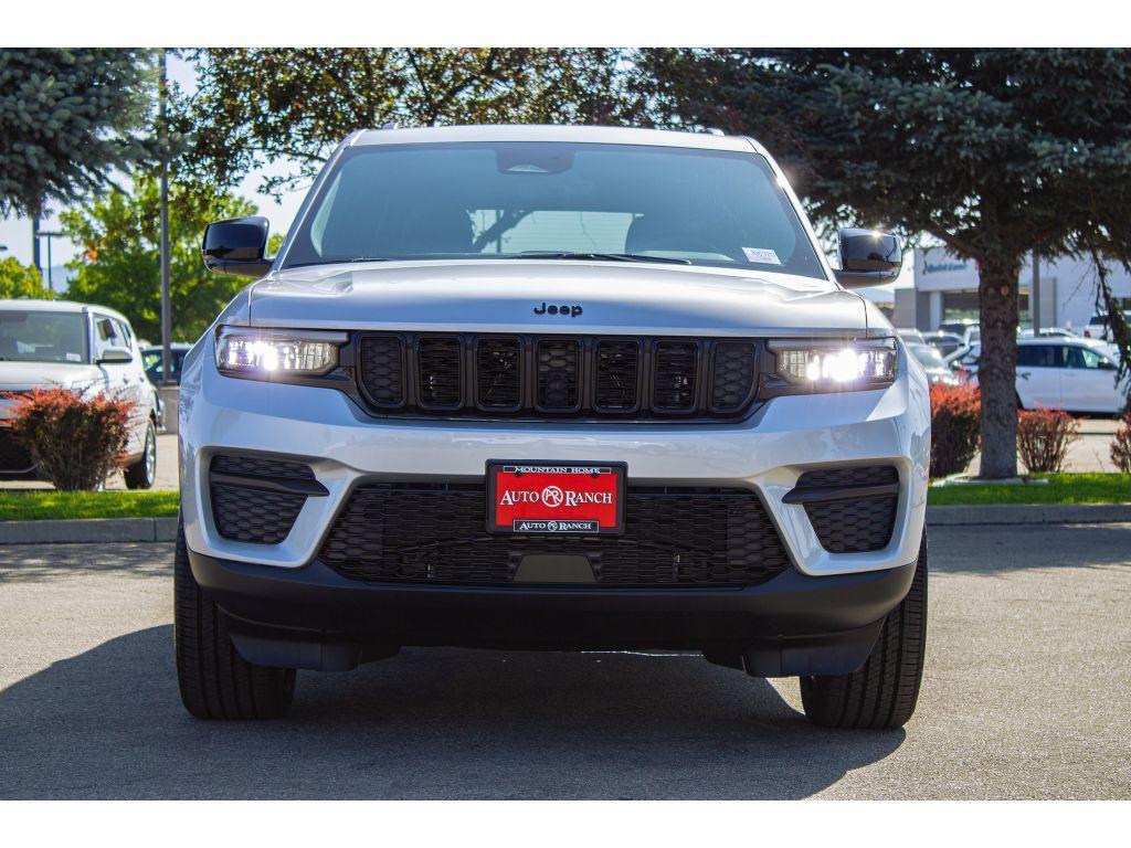 new 2025 Jeep Grand Cherokee car, priced at $40,000