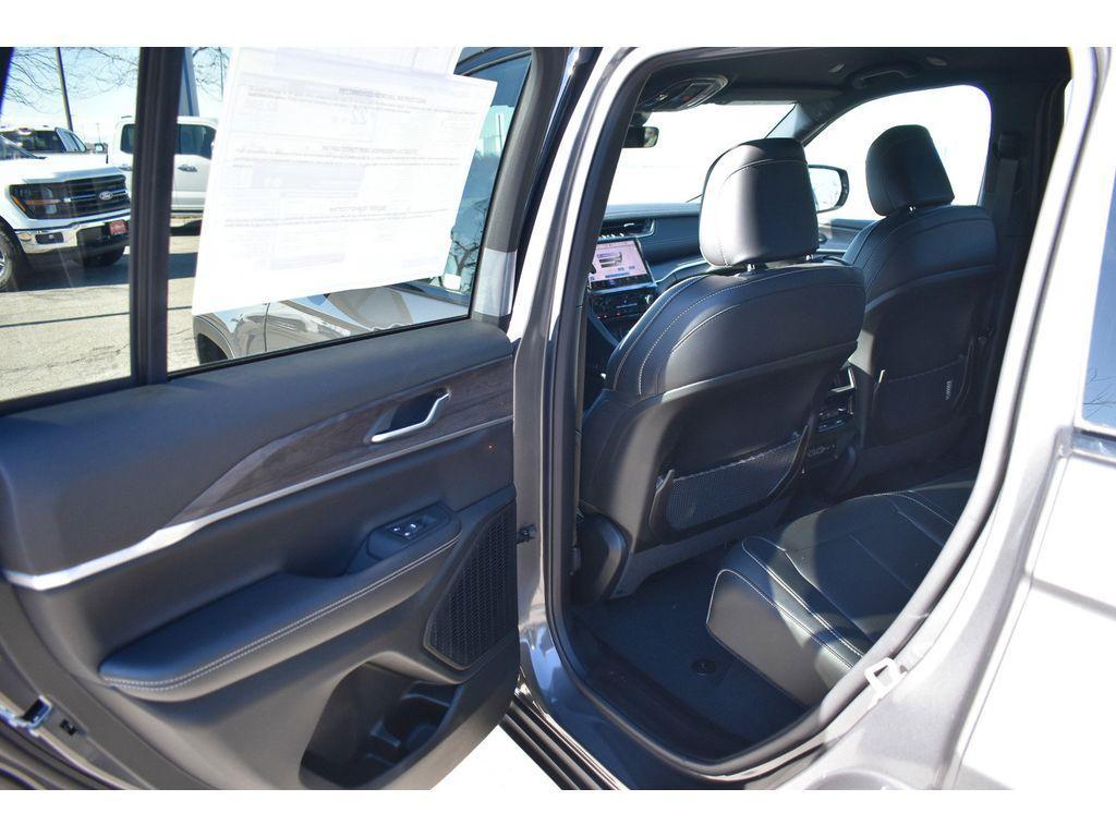 new 2025 Jeep Grand Cherokee car, priced at $43,000