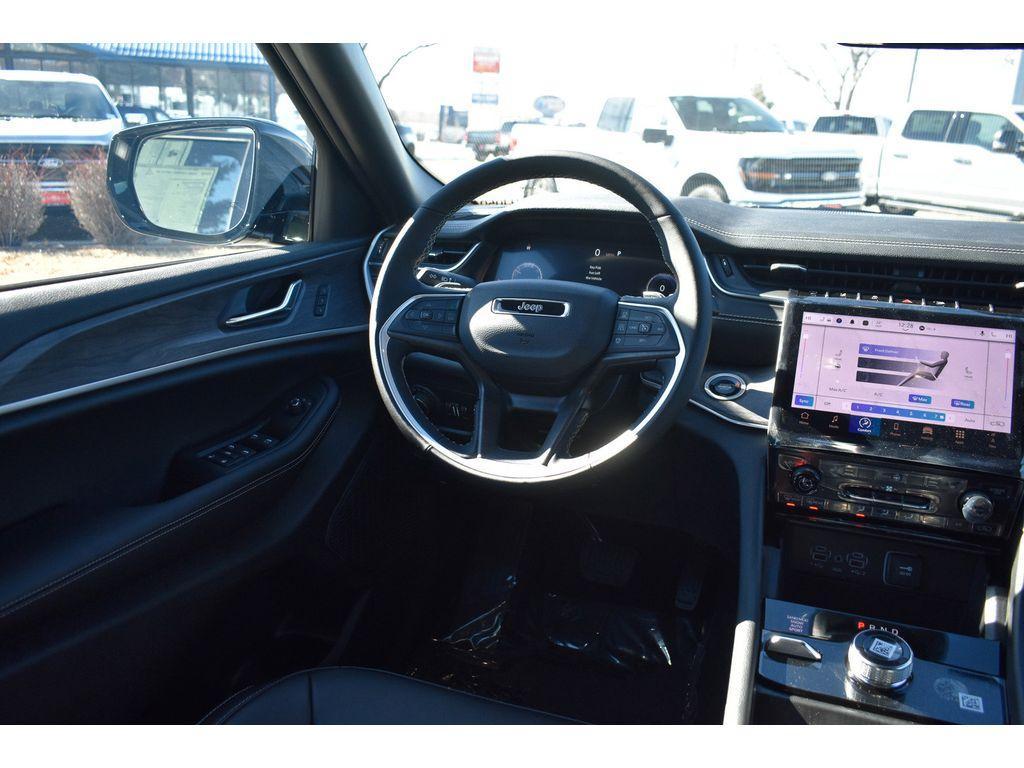 new 2025 Jeep Grand Cherokee car, priced at $43,000