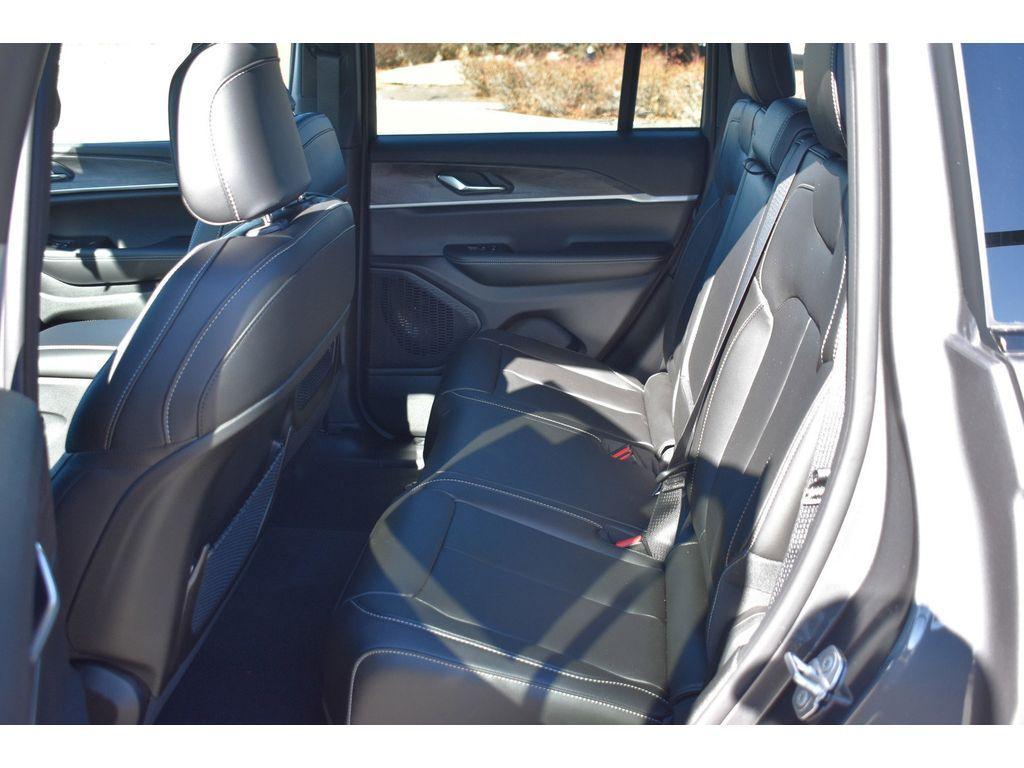 new 2025 Jeep Grand Cherokee car, priced at $43,000
