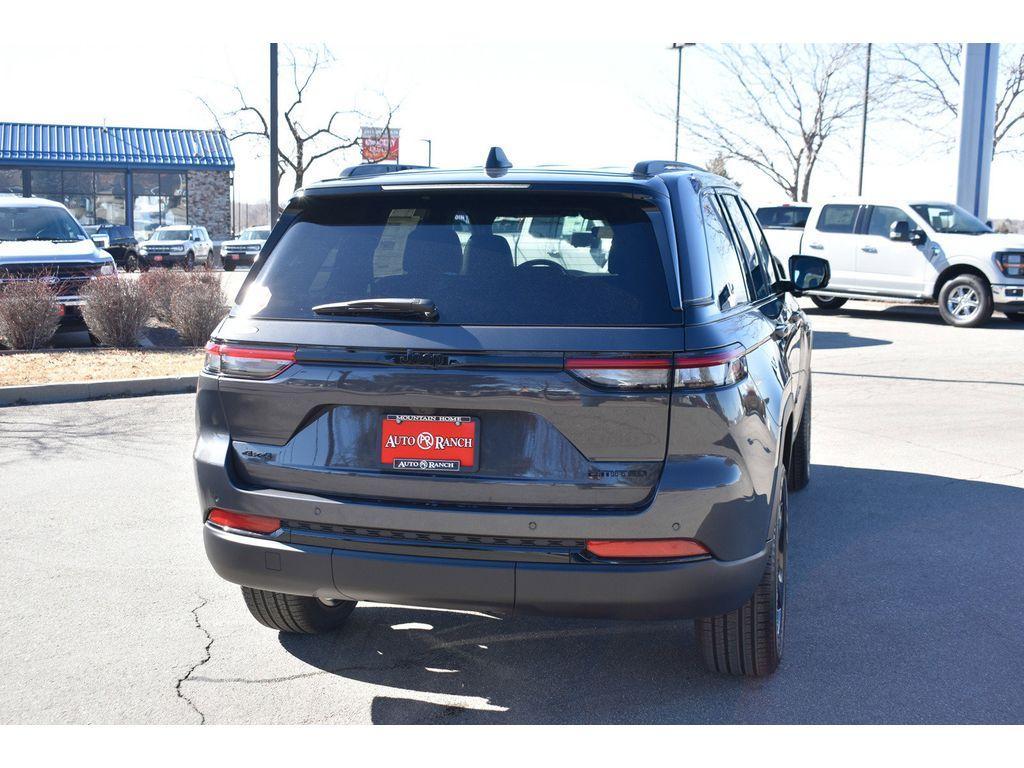 new 2025 Jeep Grand Cherokee car, priced at $43,000