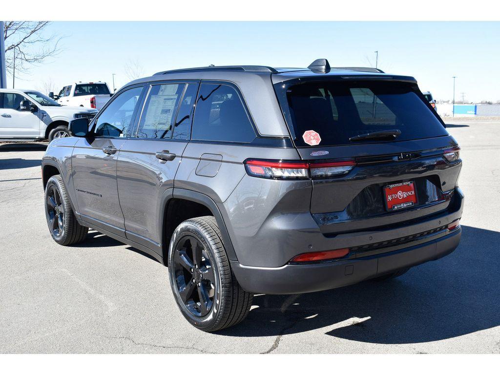 new 2025 Jeep Grand Cherokee car, priced at $43,000