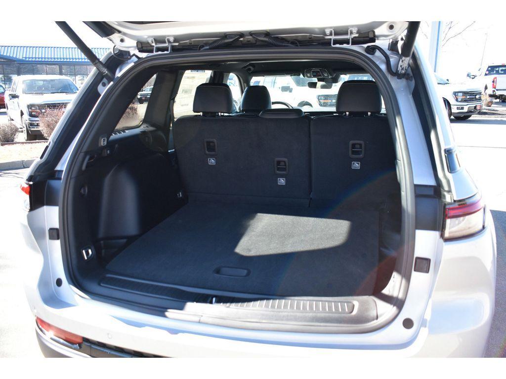 new 2025 Jeep Grand Cherokee car, priced at $43,000