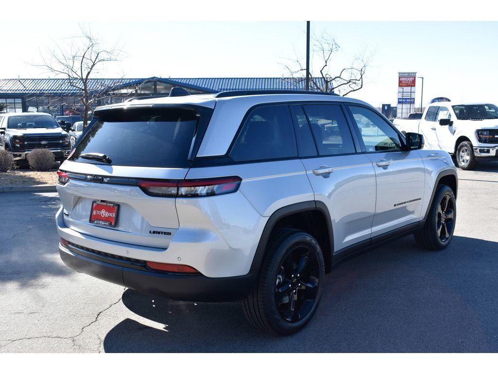 new 2025 Jeep Grand Cherokee car, priced at $43,000