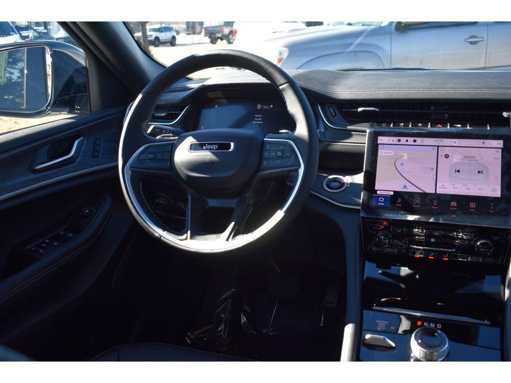 new 2025 Jeep Grand Cherokee car, priced at $43,000