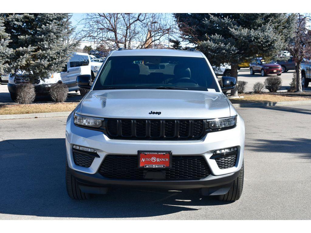 new 2025 Jeep Grand Cherokee car, priced at $43,000