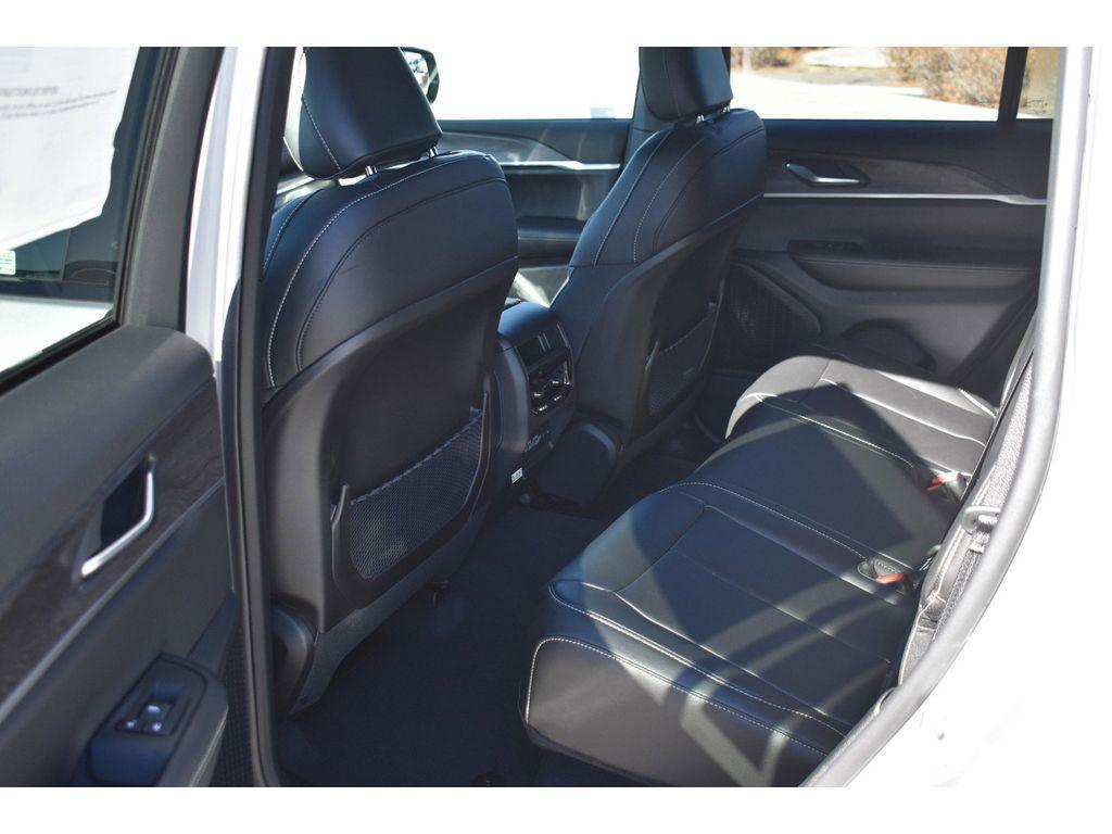 new 2025 Jeep Grand Cherokee car, priced at $43,000