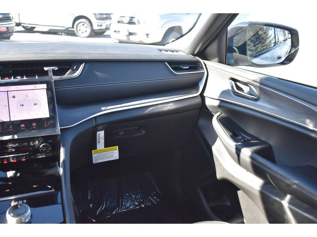 new 2025 Jeep Grand Cherokee car, priced at $43,000
