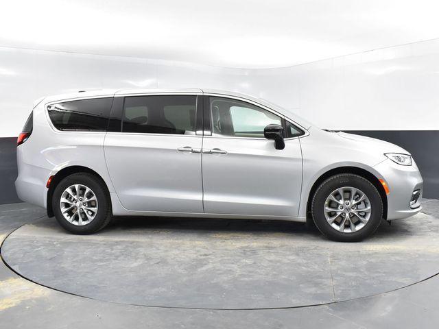 new 2024 Chrysler Pacifica car, priced at $39,582