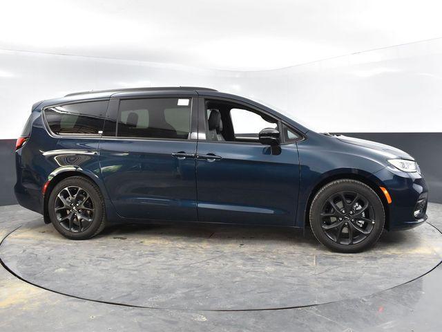 new 2024 Chrysler Pacifica car, priced at $51,323