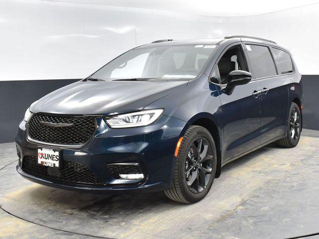 new 2024 Chrysler Pacifica car, priced at $51,323