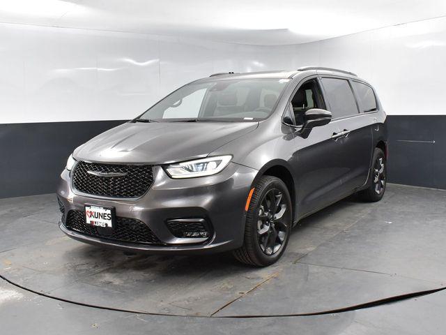 used 2022 Chrysler Pacifica car, priced at $32,031