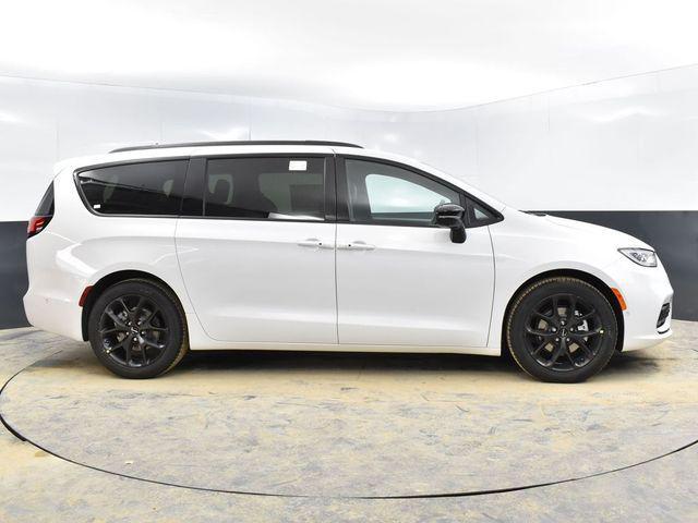 new 2024 Chrysler Pacifica car, priced at $44,940