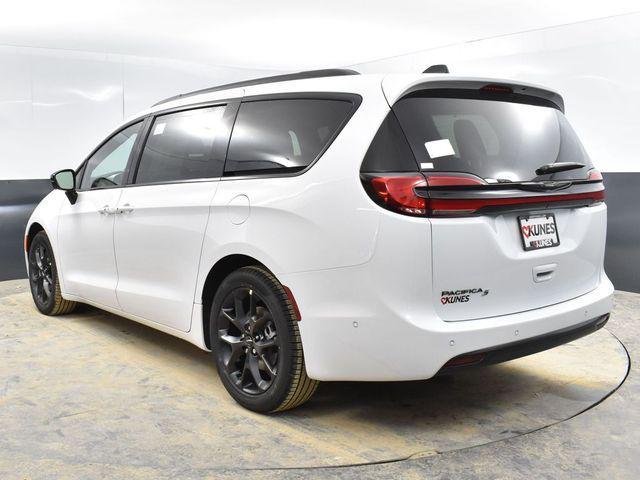 new 2024 Chrysler Pacifica car, priced at $44,940