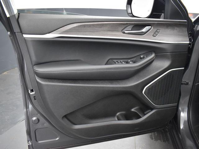 new 2025 Jeep Grand Cherokee car, priced at $50,081