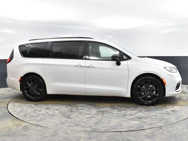 new 2024 Chrysler Pacifica car, priced at $45,429