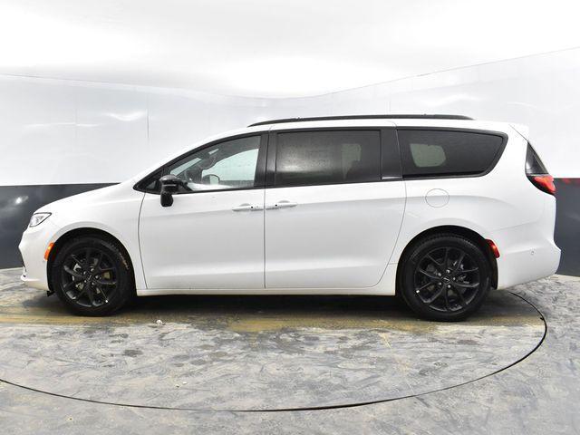 new 2024 Chrysler Pacifica car, priced at $45,429