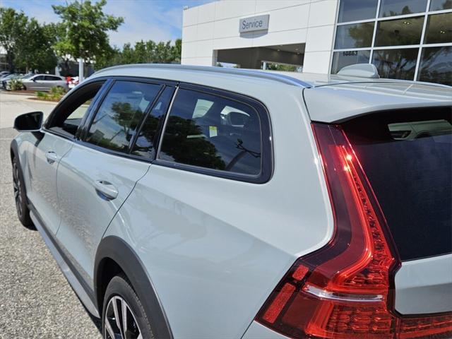new 2025 Volvo V60 Cross Country car