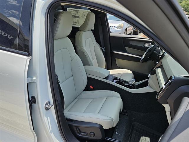 new 2025 Volvo XC40 car