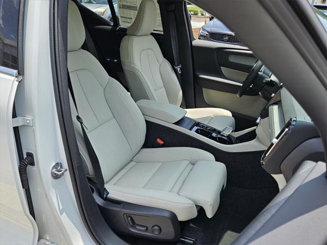new 2025 Volvo XC40 car