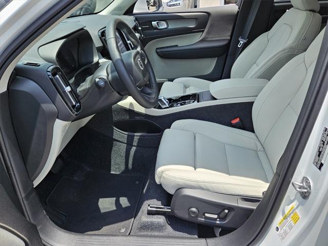 new 2025 Volvo XC40 car