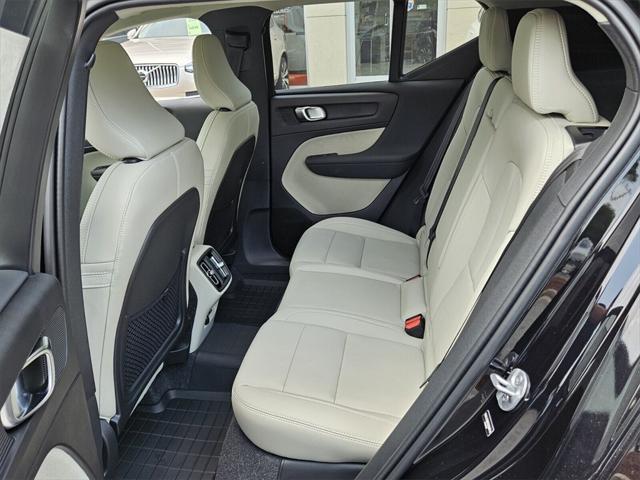 new 2025 Volvo XC40 car