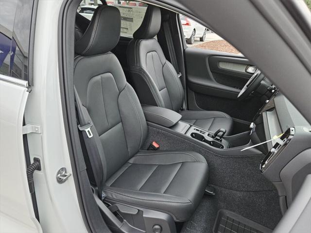new 2025 Volvo XC40 car