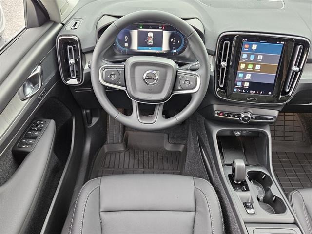 new 2025 Volvo XC40 car