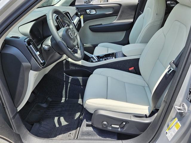 new 2025 Volvo XC40 car