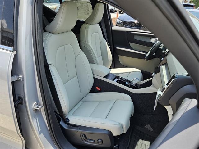 new 2025 Volvo XC40 car