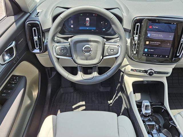 new 2025 Volvo XC40 car