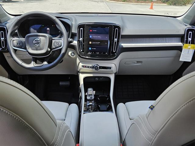 new 2025 Volvo XC40 car